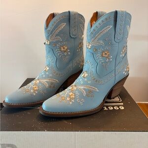 NWT Dingo Women’s Blue Embroidered Western Boots sz 8